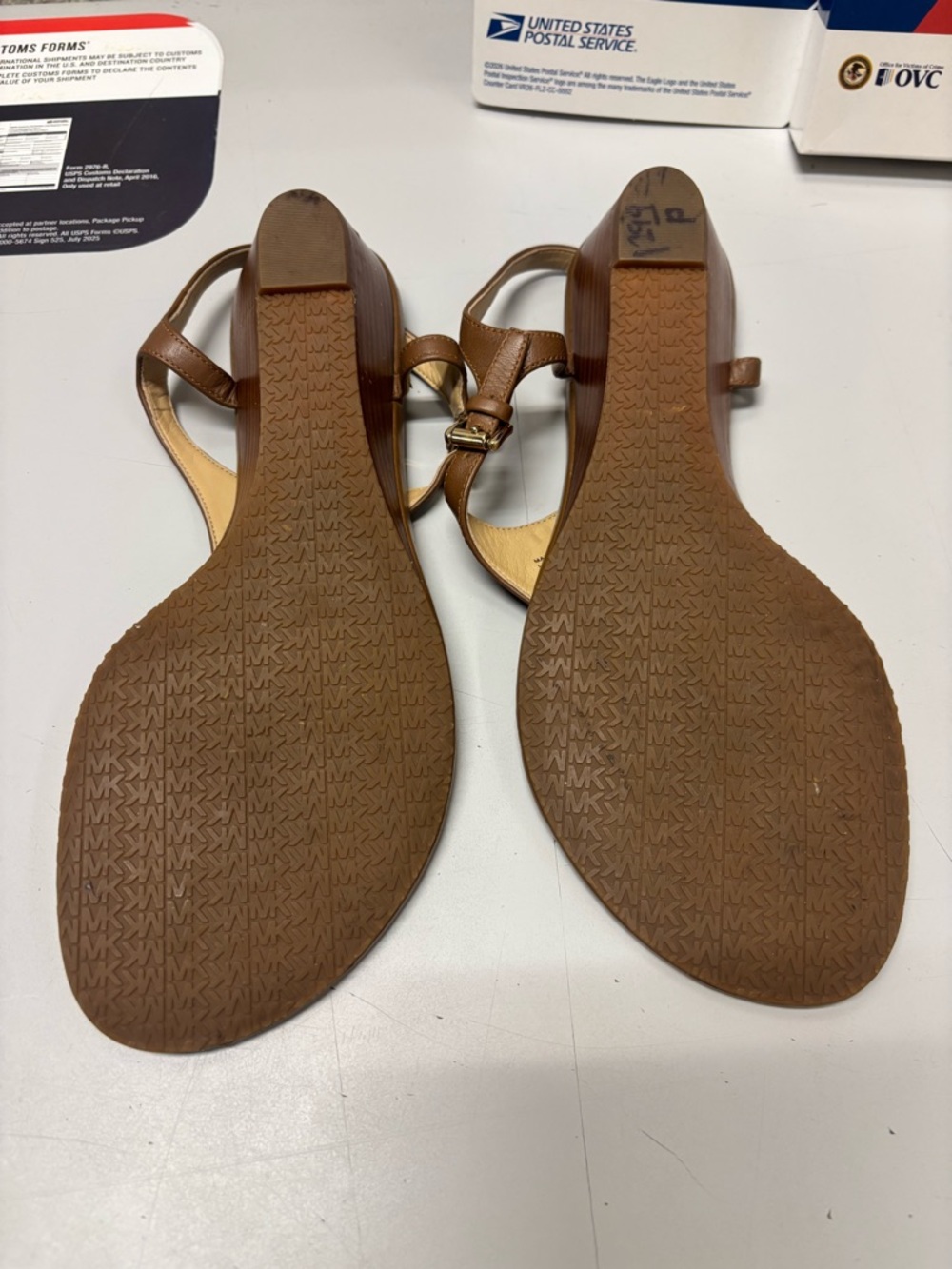 Michael Kors Tan Brown Leather Thong Sandals with Gold Logo - Picture 2 of 3